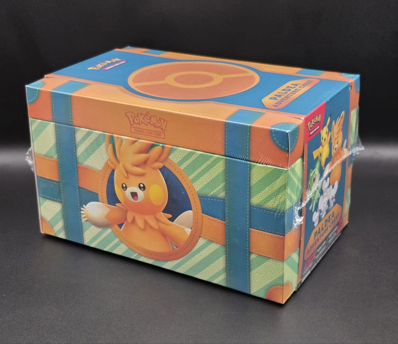 1 x Pokémon Paldea Adventure Chest / 🇬🇧